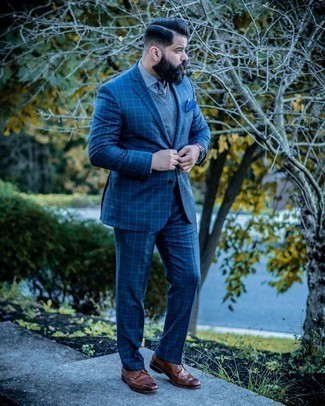 Blaues Einstecktuch kombinieren – 1200+ Herren Outfits: Kombinieren Sie einen dunkelblauen Anzug mit Schottenmuster mit einem blauen Einstecktuch für ein bequemes Outfit, das außerdem gut zusammen passt. Fühlen Sie sich ideenreich? Vervollständigen Sie Ihr Outfit mit dunkelbraunen Leder Brogues.