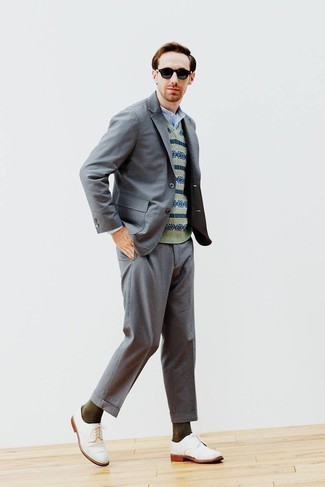 Grünen Pullover kombinieren – 245 Herren Outfits: Vereinigen Sie einen grünen Pullover mit einem grauen Anzug für eine klassischen und verfeinerte Silhouette. Heben Sie dieses Ensemble mit weißen Segeltuch Derby Schuhen hervor.