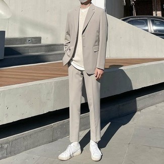 Grauen Anzug kombinieren – 1200+ Herren Outfits: Etwas Einfaches wie die Wahl von einem grauen Anzug und einem hellbeige Pullunder kann Sie von der Menge abheben. Fühlen Sie sich mutig? Komplettieren Sie Ihr Outfit mit weißen Leder niedrigen Sneakers.