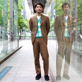 Mintgrünen Pullover kombinieren – 103 Smart-Casual Herren Outfits: Paaren Sie einen mintgrünen Pullover mit einem braunen Anzug für einen stilvollen, eleganten Look. Schwarze Chukka-Stiefel aus Wildleder sind eine einfache Möglichkeit, Ihren Look aufzuwerten.