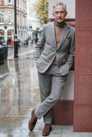 Welche Rollkragenpullover mit grauen Anzuges zu tragen – 242 Herren Outfits: Kombinieren Sie einen grauen Anzug mit einem Rollkragenpullover für einen stilvollen, eleganten Look. Braune Wildleder Brogues sind eine ideale Wahl, um dieses Outfit zu vervollständigen.