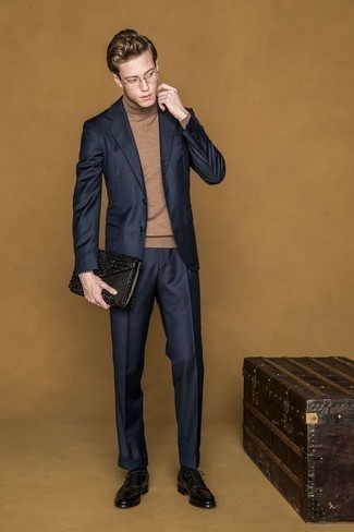 Schwarze Leder Brogues kombinieren – 107 Elegante Herren Outfits warm Wetter: Kombinieren Sie einen dunkelblauen Anzug mit einem beige Rollkragenpullover für einen stilvollen, eleganten Look. Schwarze Leder Brogues sind eine ideale Wahl, um dieses Outfit zu vervollständigen.