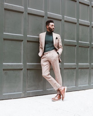 Wie beige Anzug mit brauner Leder Brogues zu kombinieren – 23 Herren Outfits: Geben Sie den bestmöglichen Look ab in einem beige Anzug und einem dunkelgrünen Rollkragenpullover. Braune Leder Brogues sind eine perfekte Wahl, um dieses Outfit zu vervollständigen.