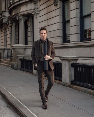 Dunkelgrauen Schal kombinieren – 500+ Herren Outfits: Die Kombination von einem braunen Cordanzug und einem dunkelgrauen Schal erlaubt es Ihnen, Ihren Freizeitstil klar und einfach zu halten. Fühlen Sie sich mutig? Vervollständigen Sie Ihr Outfit mit dunkelbraunen Chelsea Boots aus Leder.