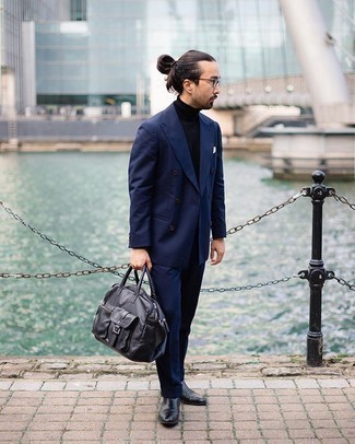 Schwarzen Rollkragenpullover kombinieren – 248 Elegante Herren Outfits: Kombinieren Sie einen schwarzen Rollkragenpullover mit einem dunkelblauen Anzug, um vor Klasse und Perfektion zu strotzen. Schwarze Chelsea Boots aus Leder sind eine ideale Wahl, um dieses Outfit zu vervollständigen.
