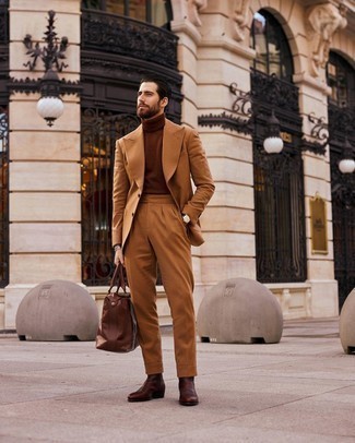 30 Jährige: Braune Reisetasche kombinieren – 16 Elegante Herbst Herren Outfits: Kombinieren Sie einen rotbraunen Anzug mit einer braunen Reisetasche für ein großartiges Wochenend-Outfit. Fühlen Sie sich mutig? Ergänzen Sie Ihr Outfit mit dunkelbraunen Chelsea Boots aus Leder. Der Look ist mega für die Übergangszeit.