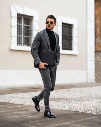 Rollkragenpullover kombinieren – 500+ Elegante Herren Outfits warm Wetter: Kombinieren Sie einen Rollkragenpullover mit einem dunkelgrauen Anzug, um vor Klasse und Perfektion zu strotzen. Komplettieren Sie Ihr Outfit mit schwarzen Chelsea Boots aus Leder.