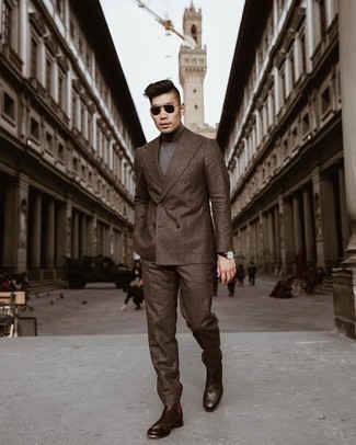 Braunen Anzug kombinieren – 500+ Herren Outfits: Erwägen Sie das Tragen von einem braunen Anzug und einem dunkelgrauen Rollkragenpullover für eine klassischen und verfeinerte Silhouette. Dunkelbraune Chelsea Boots aus Leder fügen sich nahtlos in einer Vielzahl von Outfits ein.