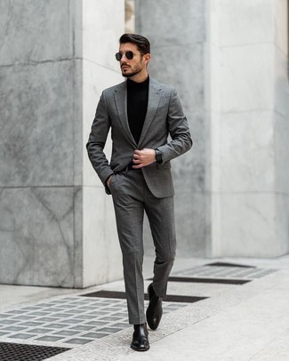 20 Jährige: Schwarze und silberne Uhr kombinieren – 78 Elegante Herren Outfits: Entscheiden Sie sich für einen grauen Anzug und eine schwarze und silberne Uhr für ein bequemes Outfit, das außerdem gut zusammen passt. Wählen Sie schwarzen Chelsea Boots aus Leder, um Ihr Modebewusstsein zu zeigen.