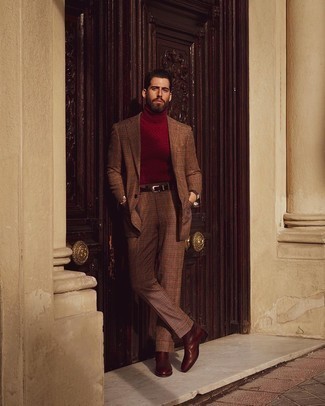 Roten Wollrollkragenpullover kombinieren – 57 Herren Outfits: Kombinieren Sie einen roten Wollrollkragenpullover mit einem braunen Wollanzug mit Hahnentritt-Muster, um einen modischen Freizeitlook zu kreieren. Komplettieren Sie Ihr Outfit mit braunen Chelsea Boots aus Leder.