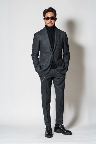 Grauen Wollanzug kombinieren – 328 Elegante Herren Outfits: Kombinieren Sie einen grauen Wollanzug mit einem schwarzen Rollkragenpullover für eine klassischen und verfeinerte Silhouette. Schwarze Leder Derby Schuhe sind eine gute Wahl, um dieses Outfit zu vervollständigen.