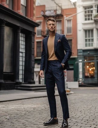 Beige Einstecktuch kombinieren – 52 Smart-Casual Herbst Herren Outfits: Kombinieren Sie einen dunkelblauen Anzug mit Schottenmuster mit einem beige Einstecktuch für ein Alltagsoutfit, das Charakter und Persönlichkeit ausstrahlt. Fühlen Sie sich ideenreich? Entscheiden Sie sich für schwarzen Leder Derby Schuhe. Dieser Look ist ideal für den Herbst geeignet.