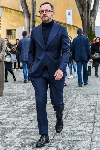 50 Jährige: Rollkragenpullover kombinieren – 226 Herren Outfits warm Wetter: Kombinieren Sie einen Rollkragenpullover mit einem dunkelblauen Anzug für eine klassischen und verfeinerte Silhouette. Schwarze Leder Derby Schuhe sind eine kluge Wahl, um dieses Outfit zu vervollständigen.