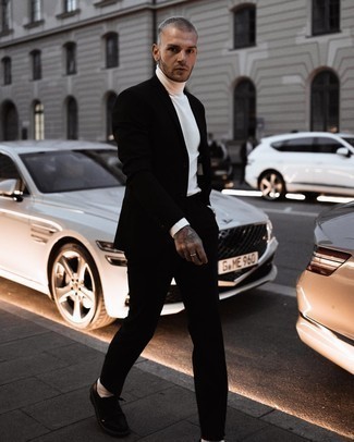 Weißen Rollkragenpullover kombinieren – 1200+ Herren Outfits: Vereinigen Sie einen weißen Rollkragenpullover mit einem schwarzen Anzug für eine klassischen und verfeinerte Silhouette. Komplettieren Sie Ihr Outfit mit schwarzen Leder Derby Schuhen.