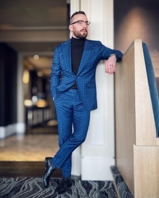 30 Jährige: Blauen Anzug kombinieren – 371 Smart-Casual Herren Outfits: Vereinigen Sie einen blauen Anzug mit einem schwarzen Rollkragenpullover für Ihren Bürojob. Schwarze Leder Derby Schuhe sind eine kluge Wahl, um dieses Outfit zu vervollständigen.