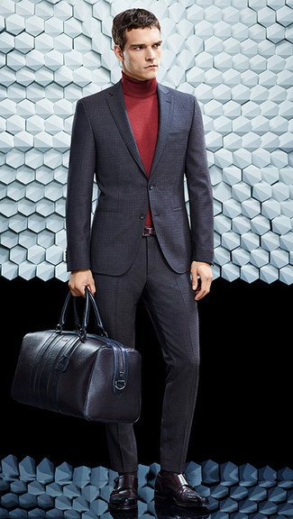 Dunkelgrauen Anzug kombinieren – 500+ Herren Outfits: Kombinieren Sie einen dunkelgrauen Anzug mit einem roten Rollkragenpullover für einen stilvollen, eleganten Look. Dunkelrote Doppelmonks aus Leder fügen sich nahtlos in einer Vielzahl von Outfits ein.
