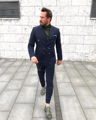 Grünes Einstecktuch kombinieren – 133 Herren Outfits: Kombinieren Sie einen dunkelblauen vertikal gestreiften Anzug mit einem grünen Einstecktuch, um mühelos alles zu meistern, was auch immer der Tag bringen mag. Dunkelgrüne Doppelmonks aus Leder sind eine einfache Möglichkeit, Ihren Look aufzuwerten.