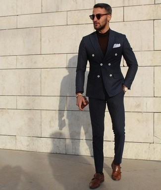 Dunkelblauen Anzug kombinieren – 582+ Smart-Casual Herren Outfits: Die Kombination aus einem dunkelblauen Anzug und einem dunkelbraunen Rollkragenpullover eignet sich hervorragend zum Ausgehen oder für modisch-lässige Anlässe. Braune Doppelmonks aus Leder sind eine großartige Wahl, um dieses Outfit zu vervollständigen.