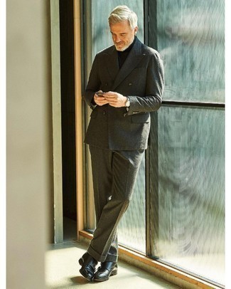 50 Jährige: Schwarze und weiße Socken kombinieren – 125 Elegante Herren Outfits: Kombinieren Sie einen dunkelgrünen Wollanzug mit schwarzen und weißen Socken, um mühelos alles zu meistern, was auch immer der Tag bringen mag. Machen Sie Ihr Outfit mit schwarzen Doppelmonks aus Leder eleganter.