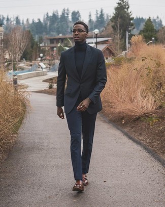 Braune Schuhe aus Leder kombinieren – 500+ Elegante Herren Outfits: Geben Sie den bestmöglichen Look ab in einem dunkelgrauen Anzug und einem dunkelgrauen Rollkragenpullover. Vervollständigen Sie Ihr Look mit braunen Doppelmonks aus Leder.