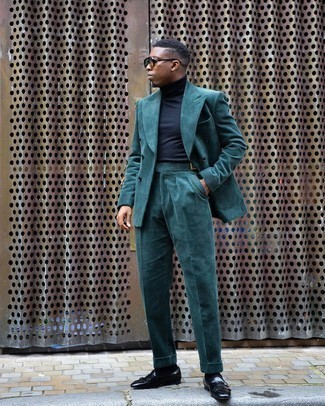 Doppelmonks kombinieren – 500+ Herren Outfits: Etwas Einfaches wie die Wahl von einem dunkeltürkisen Anzug und einem dunkelblauen Rollkragenpullover kann Sie von der Menge abheben. Doppelmonks sind eine großartige Wahl, um dieses Outfit zu vervollständigen.