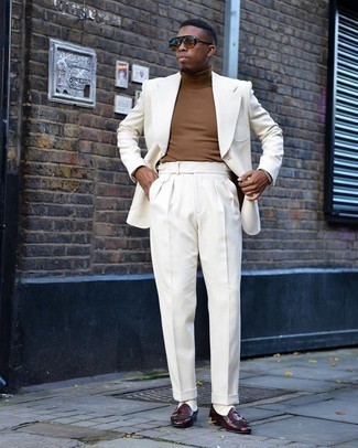 Weißen Anzug kombinieren – 155 Herren Outfits: Kombinieren Sie einen weißen Anzug mit einem braunen Rollkragenpullover für einen stilvollen, eleganten Look. Dunkelrote Doppelmonks aus Leder sind eine kluge Wahl, um dieses Outfit zu vervollständigen.
