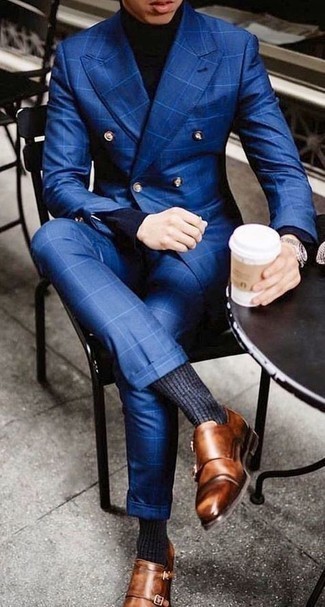 Blauen Anzug mit Karomuster kombinieren – 203 Herren Outfits: Tragen Sie einen blauen Anzug mit Karomuster und einen schwarzen Rollkragenpullover für einen für die Arbeit geeigneten Look. Fühlen Sie sich mutig? Ergänzen Sie Ihr Outfit mit braunen Doppelmonks aus Leder.