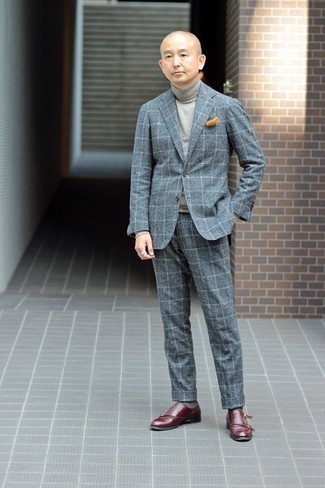 Grauen Wollanzug kombinieren – 82 Smart-Casual Herren Outfits: Erwägen Sie das Tragen von einem grauen Wollanzug und einem grauen Rollkragenpullover, wenn Sie einen gepflegten und stylischen Look wollen. Dunkelrote Doppelmonks aus Leder sind eine großartige Wahl, um dieses Outfit zu vervollständigen.