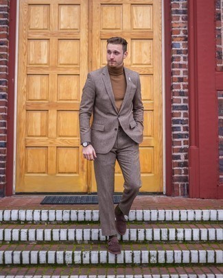 Rollkragenpullover kombinieren – 500+ Elegante Herren Outfits warm Wetter: Entscheiden Sie sich für einen klassischen Stil in einem Rollkragenpullover und einem braunen Wollanzug. Dunkelbraune Doppelmonks aus Wildleder sind eine großartige Wahl, um dieses Outfit zu vervollständigen.