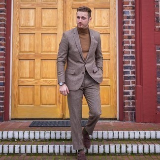 Wollanzug kombinieren – 500+ Herren Outfits: Vereinigen Sie einen Wollanzug mit einem braunen Rollkragenpullover, um vor Klasse und Perfektion zu strotzen. Dunkelbraune Doppelmonks aus Wildleder sind eine perfekte Wahl, um dieses Outfit zu vervollständigen.
