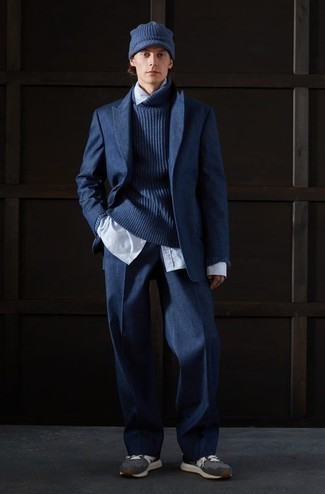 Dunkelblauen Anzug kombinieren – 1200+ Herren Outfits: Entscheiden Sie sich für einen klassischen Stil in einem dunkelblauen Anzug und einem dunkelblauen Strick Wollrollkragenpullover. Fühlen Sie sich mutig? Ergänzen Sie Ihr Outfit mit dunkelgrauen Sportschuhen.