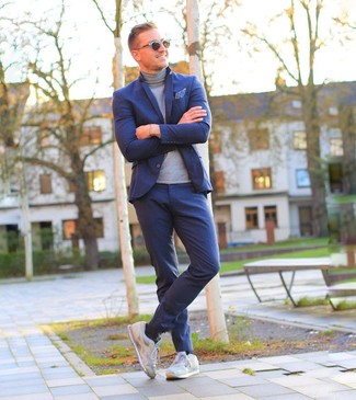 Dunkelblaues bedrucktes Einstecktuch kombinieren – 209 Smart-Casual Herren Outfits: Vereinigen Sie einen dunkelblauen Anzug mit einem dunkelblauen bedruckten Einstecktuch, um einen lockeren, aber dennoch stylischen Look zu erhalten. Weiße Leder niedrige Sneakers sind eine gute Wahl, um dieses Outfit zu vervollständigen.