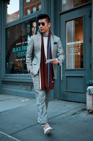 Vertikal gestreiften Schal kombinieren – 46 Herren Outfits: Erwägen Sie das Tragen von einem grauen Anzug und einem vertikal gestreiften Schal für ein großartiges Wochenend-Outfit. Hellbeige Segeltuch niedrige Sneakers sind eine kluge Wahl, um dieses Outfit zu vervollständigen.