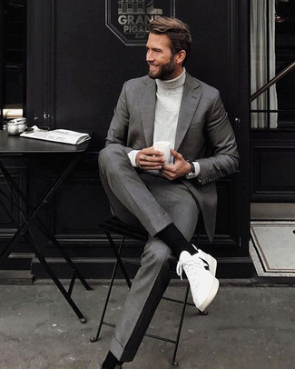 Wie grauen Anzug mit weißer Segeltuch niedriger Sneakers zu kombinieren – 89 Herren Outfits: Erwägen Sie das Tragen von einem grauen Anzug und einem weißen Rollkragenpullover für eine klassischen und verfeinerte Silhouette. Bringen Sie die Dinge durcheinander, indem Sie weißen Segeltuch niedrige Sneakers mit diesem Outfit tragen.