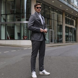 30 Jährige: Grauen Pullover kombinieren – 500+ Herren Outfits: Kombinieren Sie einen grauen Pullover mit einem dunkelgrauen Anzug, um vor Klasse und Perfektion zu strotzen. Komplettieren Sie Ihr Outfit mit weißen und schwarzen Leder niedrigen Sneakers.
