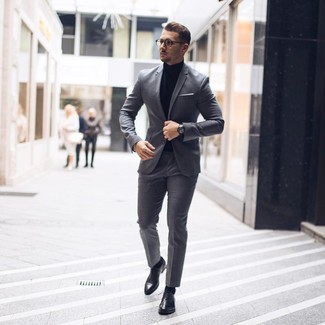 Welche Anzüge mit schwarzen Rollkragenpullovers zu tragen – 112 Elegante Herren Outfits: Kombinieren Sie einen Anzug mit einem schwarzen Rollkragenpullover für einen stilvollen, eleganten Look. Entscheiden Sie sich für schwarzen Leder Oxford Schuhe, um Ihr Modebewusstsein zu zeigen.