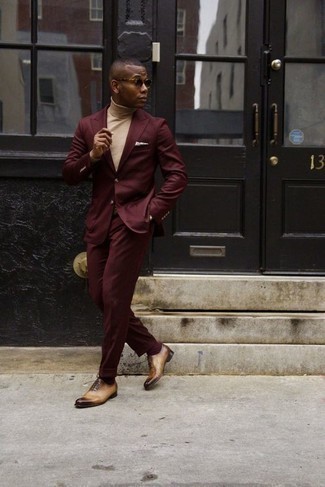 Beige Leder Oxford Schuhe kombinieren – 75 Herren Outfits: Kombinieren Sie einen dunkelroten Anzug mit einem hellbeige Rollkragenpullover für eine klassischen und verfeinerte Silhouette. Putzen Sie Ihr Outfit mit beige Leder Oxford Schuhen.