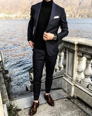 30 Jährige: Braune Leder Oxford Schuhe kombinieren – 120 Frühling Herren Outfits: Kombinieren Sie einen schwarzen Anzug mit einem schwarzen Rollkragenpullover für eine klassischen und verfeinerte Silhouette. Ergänzen Sie Ihr Outfit mit braunen Leder Oxford Schuhen, um Ihr Modebewusstsein zu zeigen. Ein schöner Look für die Übergangszeit.
