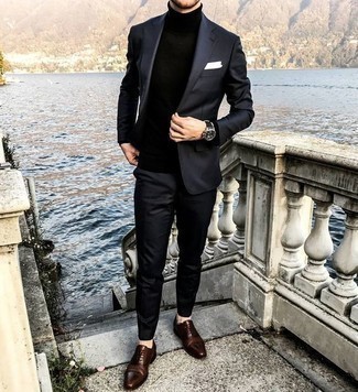 30 Jährige: Braune Leder Oxford Schuhe kombinieren – 120 Frühling Herren Outfits: Entscheiden Sie sich für einen schwarzen Anzug und einen schwarzen Rollkragenpullover, um vor Klasse und Perfektion zu strotzen. Ergänzen Sie Ihr Outfit mit braunen Leder Oxford Schuhen, um Ihr Modebewusstsein zu zeigen. Dieser Look eignet sich super für die Übergangszeit.