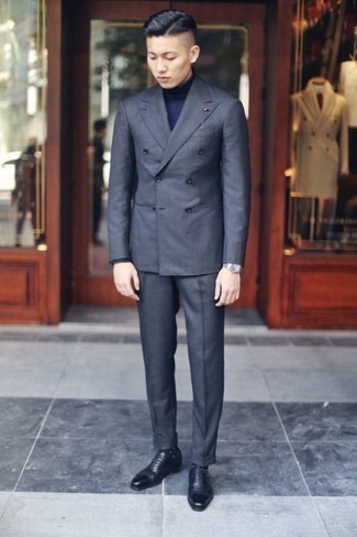 Wie dunkelblauen Anzug mit dunkelblauer Leder Oxford Schuhe zu kombinieren – 22 Elegante Herren Outfits: Kombinieren Sie einen dunkelblauen Anzug mit einem dunkelblauen Rollkragenpullover für einen stilvollen, eleganten Look. Entscheiden Sie sich für dunkelblauen Leder Oxford Schuhe, um Ihr Modebewusstsein zu zeigen.