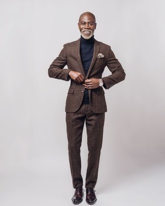 40 Jährige: Braunen Anzug kombinieren – 19 Herbst Herren Outfits: Kombinieren Sie einen braunen Anzug mit einem dunkelblauen Rollkragenpullover für einen stilvollen, eleganten Look. Dunkelrote Leder Oxford Schuhe putzen umgehend selbst den bequemsten Look heraus. So einfach kann ein tolles Herbst-Outfit sein.