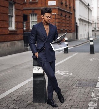 30 Jährige: Schwarze Leder Oxford Schuhe kombinieren – 108 Elegante Herbst Herren Outfits: Kombinieren Sie einen dunkelblauen Anzug mit einem beige Rollkragenpullover, um vor Klasse und Perfektion zu strotzen. Machen Sie Ihr Outfit mit schwarzen Leder Oxford Schuhen eleganter. Ein insgesamt sehr cooles Herbst-Outfit.