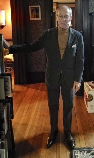 Welche Oxford Schuhe mit beige Rollkragenpullovers zu tragen – 19 Elegante Herren Outfits: Kombinieren Sie einen beige Rollkragenpullover mit einem schwarzen Anzug für eine klassischen und verfeinerte Silhouette. Oxford Schuhe putzen umgehend selbst den bequemsten Look heraus.