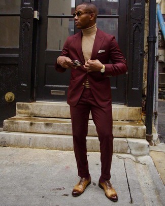 Dunkelroten Anzug kombinieren – 125 Herren Outfits: Kombinieren Sie einen dunkelroten Anzug mit einem beige Rollkragenpullover für eine klassischen und verfeinerte Silhouette. Ergänzen Sie Ihr Outfit mit rotbraunen Leder Oxford Schuhen, um Ihr Modebewusstsein zu zeigen.