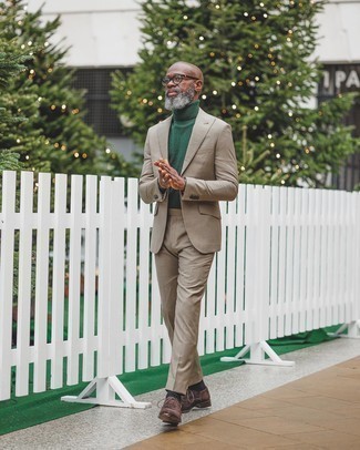 Beige Anzug kombinieren – 875+ Herren Outfits: Entscheiden Sie sich für einen beige Anzug und einen dunkelgrünen Wollrollkragenpullover für eine klassischen und verfeinerte Silhouette. Schalten Sie Ihren Kleidungsbestienmodus an und machen dunkelbraunen Wildleder Oxford Schuhe zu Ihrer Schuhwerkwahl.