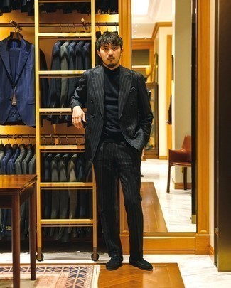 Schwarzen Rollkragenpullover kombinieren – 500+ Herren Outfits warm Wetter: Entscheiden Sie sich für einen schwarzen Rollkragenpullover und einen schwarzen vertikal gestreiften Anzug für Ihren Bürojob. Putzen Sie Ihr Outfit mit schwarzen Samt Slippern.