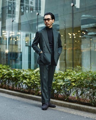 Dunkelgraue Wildleder Slipper kombinieren – 157 Herren Outfits: Kombinieren Sie einen dunkelgrünen Anzug mit einem schwarzen Rollkragenpullover für eine klassischen und verfeinerte Silhouette. Dunkelgraue Wildleder Slipper sind eine perfekte Wahl, um dieses Outfit zu vervollständigen.