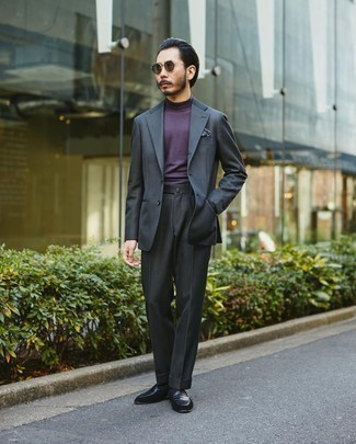 Schwarze Wildleder Slipper kombinieren – 500+ Herren Outfits: Erwägen Sie das Tragen von einem dunkelgrauen Anzug und einem violetten Rollkragenpullover, um vor Klasse und Perfektion zu strotzen. Ergänzen Sie Ihr Look mit schwarzen Wildleder Slippern.