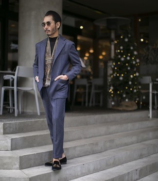 Braunen Schal kombinieren – 341 Herren Outfits: Kombinieren Sie einen dunkelblauen Anzug mit einem braunen Schal für ein Alltagsoutfit, das Charakter und Persönlichkeit ausstrahlt. Setzen Sie bei den Schuhen auf die klassische Variante mit schwarzen bestickten Samt Slippern.