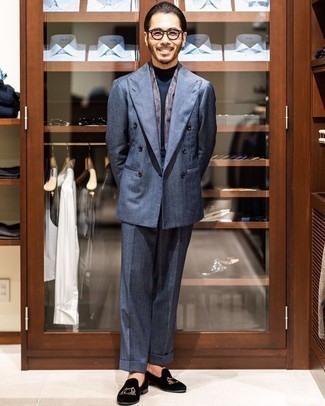 Schal mit Paisley-Muster kombinieren – 71 Herren Outfits: Kombinieren Sie einen dunkelblauen Anzug mit einem Schal mit Paisley-Muster für ein sonntägliches Mittagessen mit Freunden. Ergänzen Sie Ihr Outfit mit schwarzen bestickten Samt Slippern, um Ihr Modebewusstsein zu zeigen.